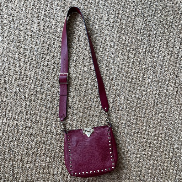 VALENTINO. Valentino Garavani Rockstud Small leather shoulder bag. Rosso. - Picture 2 of 16